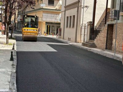 Συνεχίστηκαν οι ασφαλτοστρώσεις σε οδούς της Φλώρινας 21 dromoi dhm florinas5
