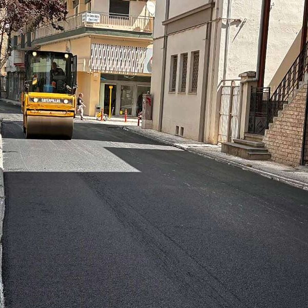 Συνεχίστηκαν οι ασφαλτοστρώσεις σε οδούς της Φλώρινας 13 dromoi dhm florinas5